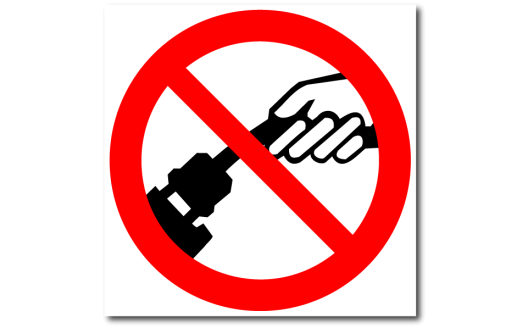 Знак "Запрещается выдергивать вилку держась за провод"